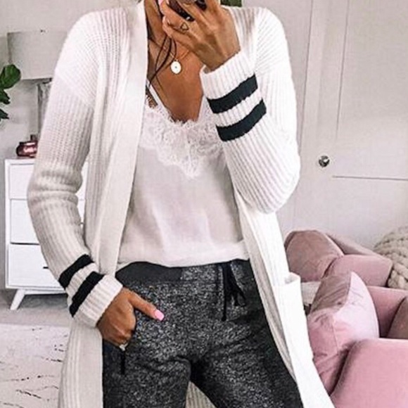 White Cardigan Sweater With Front Pockets - Picture 2 of 3